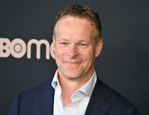 shutterstock_2183871593-1- Chris Licht